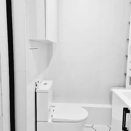 Chambre, Salle De Bain Et Salon Prive - Paris La Defense Homestay