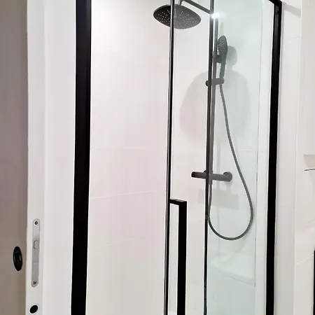 Chambre, Salle De Bain Et Salon Prive - Paris La Defense Puteaux