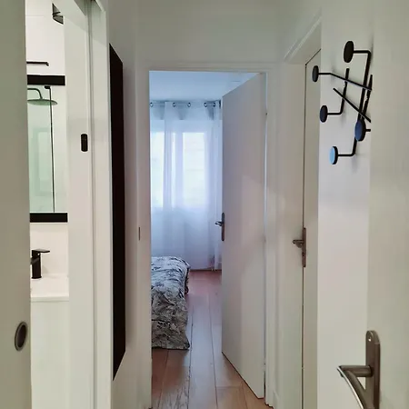 Chambre, Salle De Bain Et Salon Prive - Paris La Defense Homestay